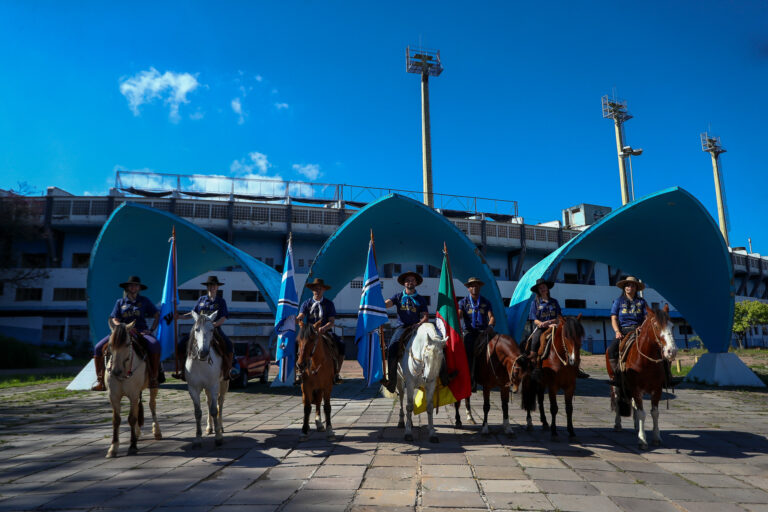 Grêmio lança nova camisa com cavalgada pelas ruas de Porto Alegre