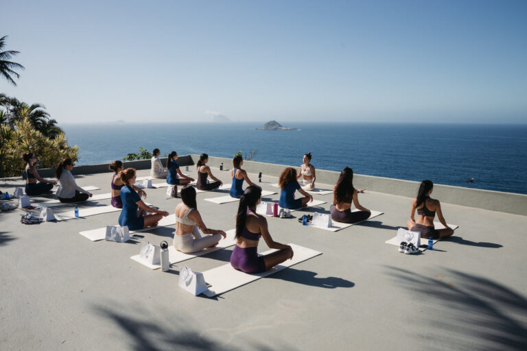 HOPE Resort e Mari Gonzalez lançam collab de fitness e beachwear com aulão de yoga no Rio