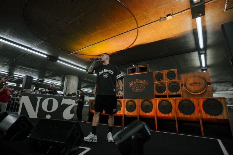 Jack Daniel’s faz esquenta para a NFL com pocket show de MC Hariel na Estação Sé