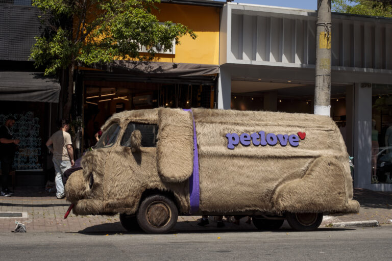 Nanica Brasil celebra Dia da Banana com adoção pet em parceria com Petlove