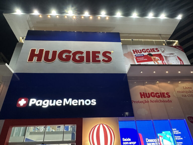 Pague Menos e Huggies fazem ativação de marca inédita na loja 1000 em Fortaleza