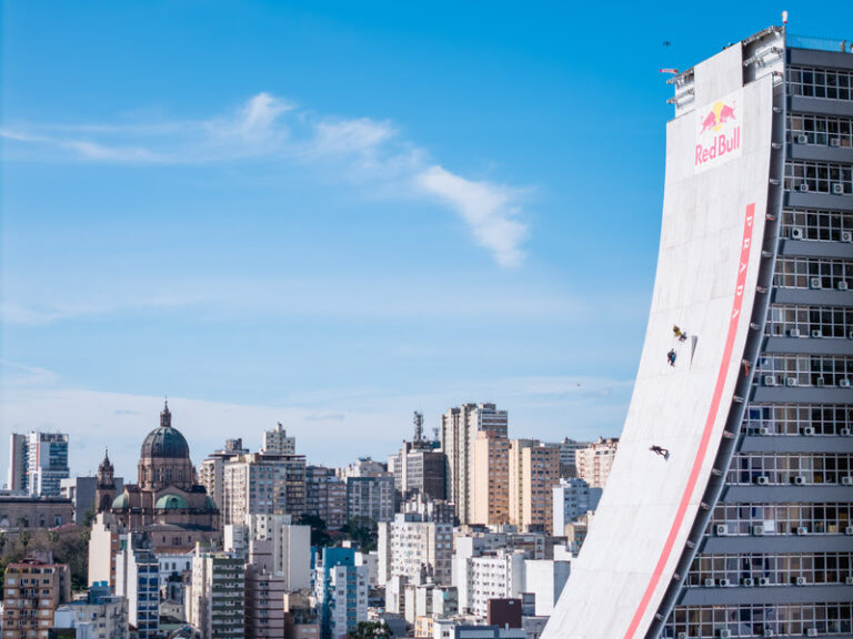Red Bull Building Drop desafia limites do skate com rampa em prédio de Porto Alegre