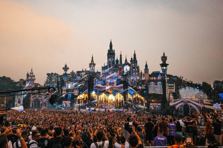 Tomorrowland Brasil adia edição de 2026 para 2027 após incêndio em palco principal na Bélgica