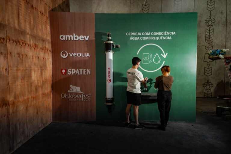 Ambev leva pontos de água ultrafiltrada gratuitos à Oktoberfest Blumenau Ambev leva pontos de água ultrafiltrada gratuitos à Oktoberfest Blumenau