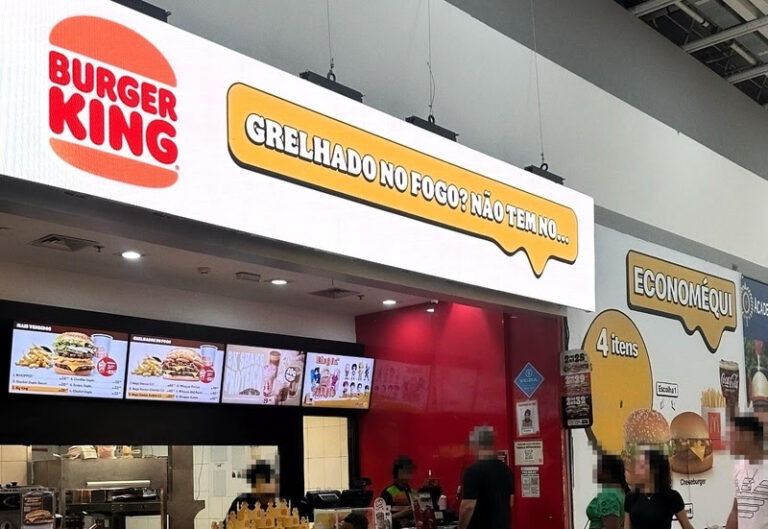 Burger King interage com anúncios do Méqui e provoca concorrente Burger King interage com anúncios do Méqui e provoca concorrente