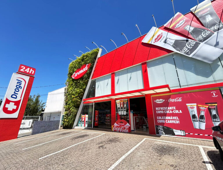 Drogal e Cimed abrem loja temática inspirada no Carmed Coca-Cola em Piracicaba