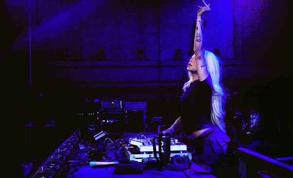 Deezer se torna player oficial do SPFW e leva “Club Vittar” ao encerramento do primeiro dia