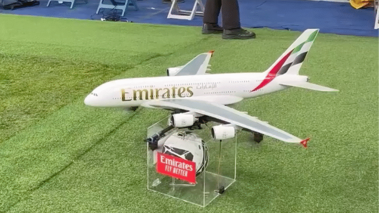 Emirates entrega bola do clássico entre Real Madrid e Barcelona com drone-avião Emirates entrega bola do clássico entre Real Madrid e Barcelona com drone-avião