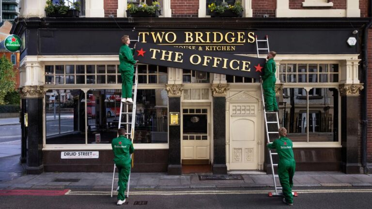 Heineken transforma bares em “The Office” e convida trabalhadores a “ficarem no escritório”
