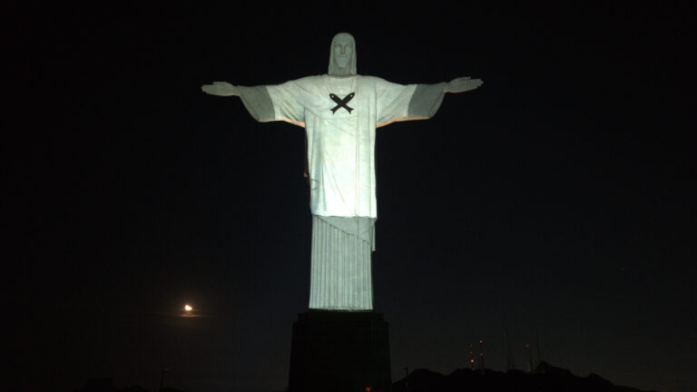 Hering faz projeção da camiseta branca no Cristo Redentor para celebrar 145 anos