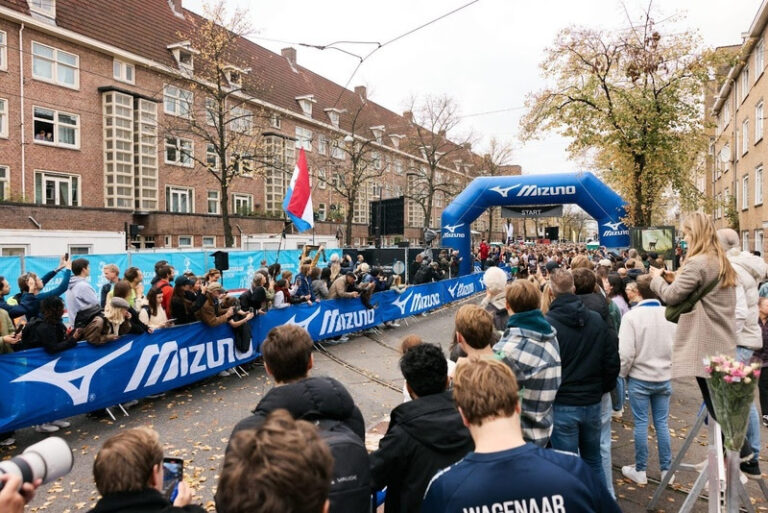 Mizuno leva comitiva brasileira à Maratona de Amsterdã 2025 e anuncia parceria com o Strava