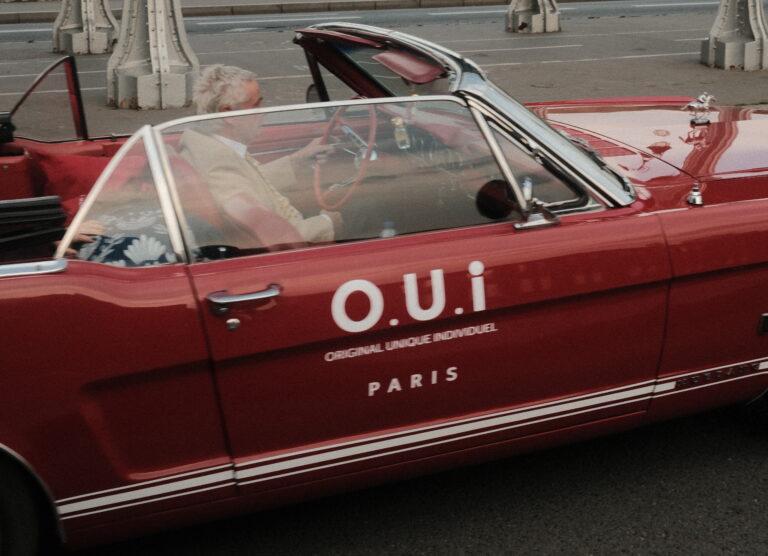 O.U.i Paris vai à Paris Fashion Week com experiência em carro vintage personalizado