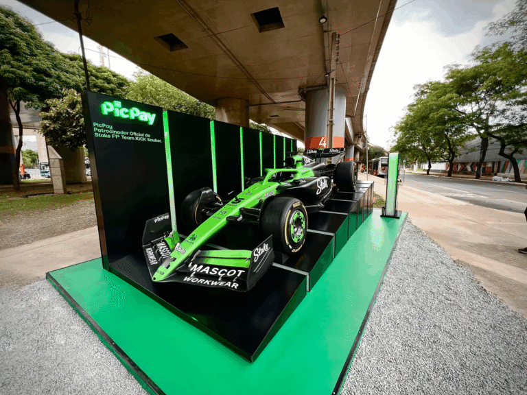 PicPay e RZK Digital levam réplica de carro de F1 para terminais de ônibus em SP