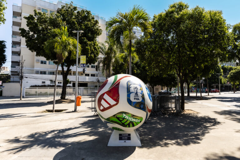 adidas leva Copa de 2026 às ruas do Rio com versões gigantes da Trionda adidas leva Copa de 2026 às ruas do Rio com versões gigantes da Trionda