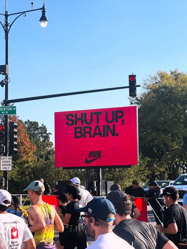 Nike motiva corredores com frases provocativas na Maratona de Chicago 2025