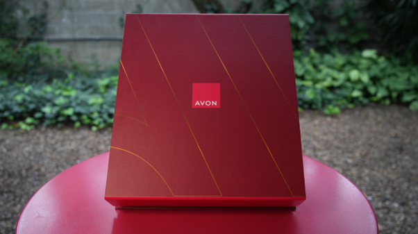 Avon lança Calendário do Advento 2025 com releitura sofisticada criada pela BTO+