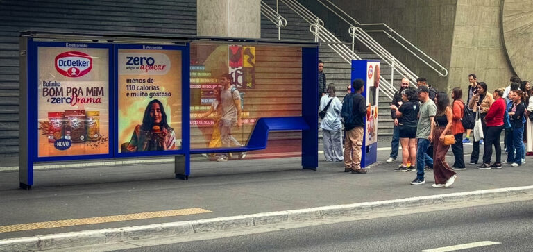 Dr. Oetker faz ponto de ônibus da Paulista virar vending machine e lança Bolinhos Bom pra Mim