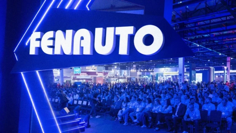 Fenauto reúne setor automotivo em congresso internacional e R8 Live assina entrega 360º