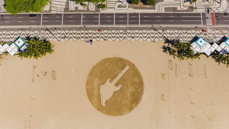 Rock in Rio toma Copacabana com escultura de areia gigante em formato de guitarra