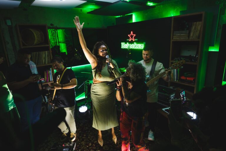 Heineken celebra parceria com Tiny Desk Brasil e faz pocket show surpresa em SP