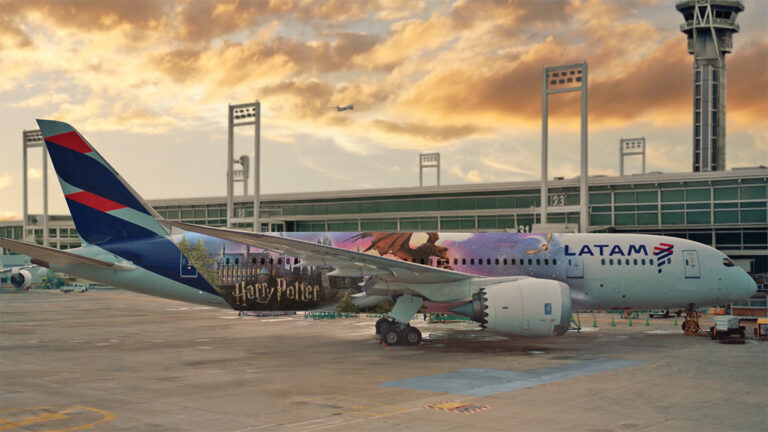 LATAM e Warner Bros. Discovery lançam avião temático do Harry Potter