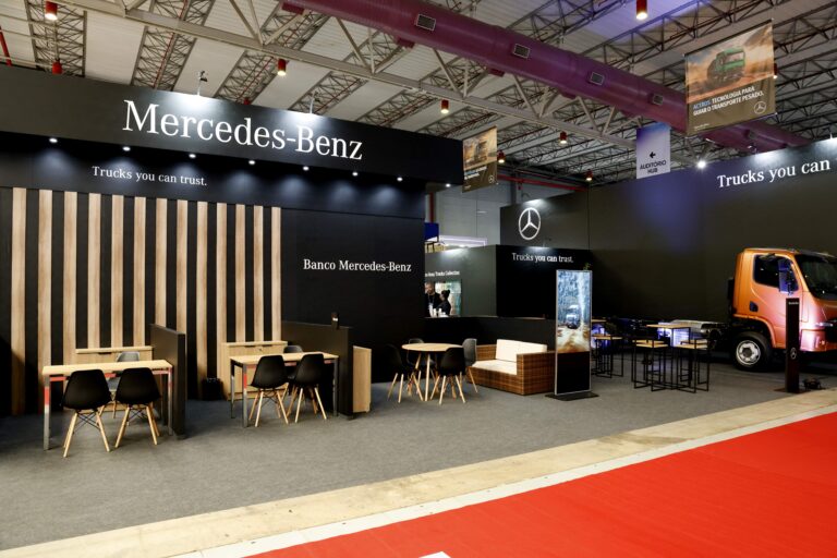 LGL Case assina estande da Mercedes-Benz Caminhões na Fetranslog 2025