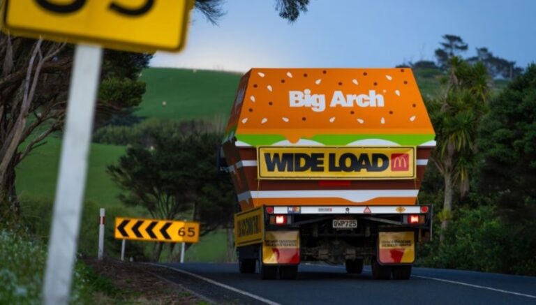 McDonald’s lança Big Arch com réplica gigante em turnê pelas estradas da Nova Zelândia McDonald’s lança Big Arch com réplica gigante em turnê pelas estradas da Nova Zelândia