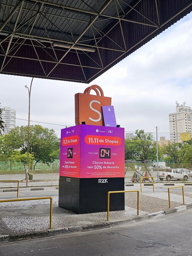 Nubank e Shopee fazem campanha do 11.11 com descontos e cubo interativo em SP