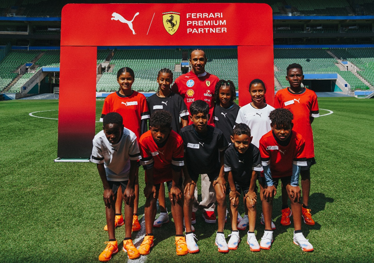 PUMA recebe Lewis Hamilton em ação com jovens do projeto Futbattle em SP