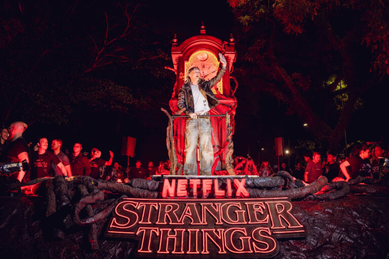 Parada Estranha lota Ibirapuera e reúne fãs de Stranger Things para celebrar última temporada