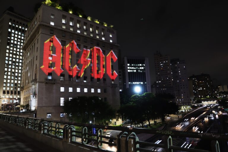 Prefeitura de São Paulo se ilumina com o logo do AC/DC para celebrar show no Brasil