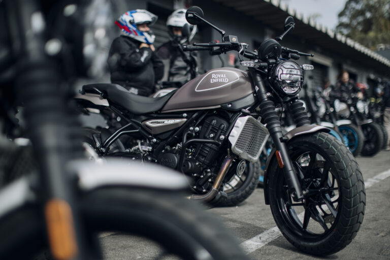 Innova AATB assina lançamento da Guerrilla 450 para a Royal Enfield