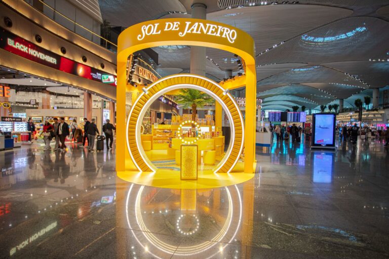 Sol de Janeiro lança pop-up “Shine Together” no Aeroporto de Istambul