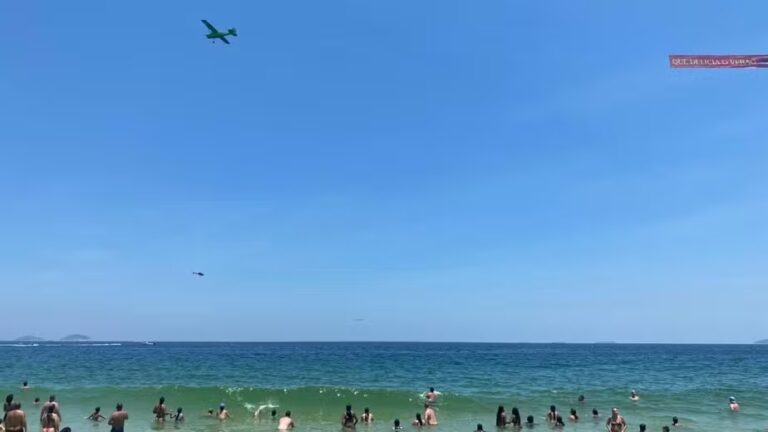 Piloto morre após queda de monomotor com ativação aérea no mar de Copacabana