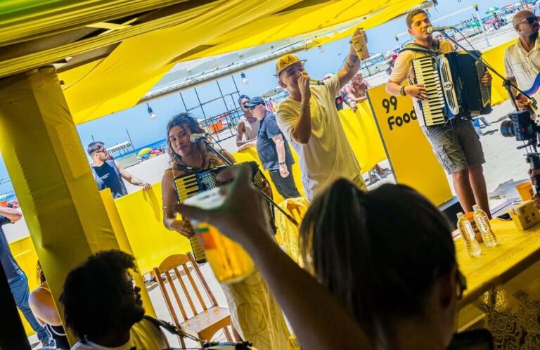 99 faz show surpresa de João Gomes em Copacabana