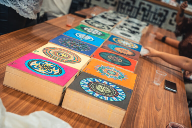 Mandala 360º cria caixas ilustradas por artistas LGBT+ de Alagoas