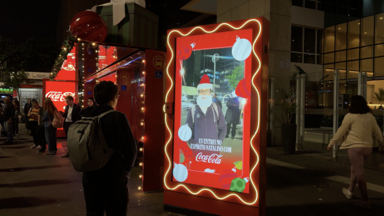 Coca-Cola e Eletromidia levam a magia do Natal de volta à Paulista