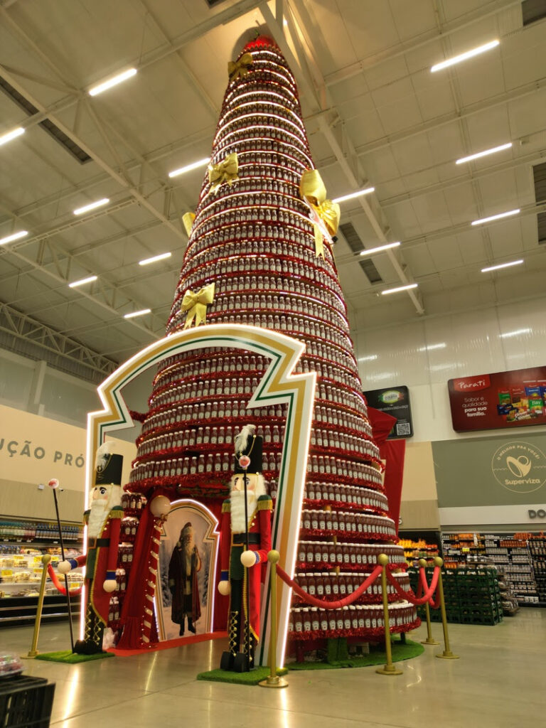 Kraft Heinz cria árvore de Natal gigante feita com embalagens de ketchup