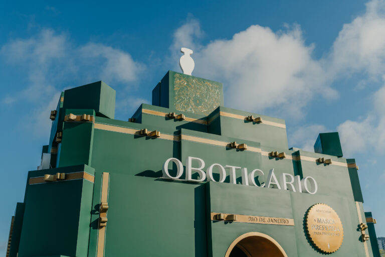 O Boticário instala caixas gigantes de presente no Rio