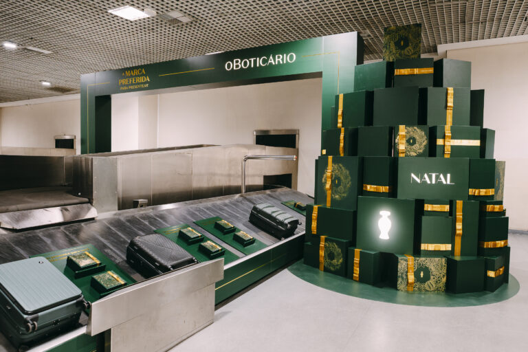 O Boticário distribui kits natalinos em esteiras de aeroportos do Brasil e da Colômbia