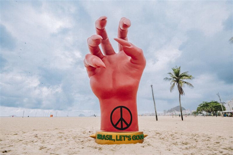 Spotify toma Copacabana com escultura em homenagem aos fãs de Lady Gaga