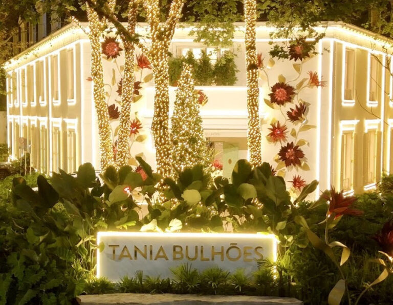 Tania Bulhões celebra Natal com instalação tropical em SP