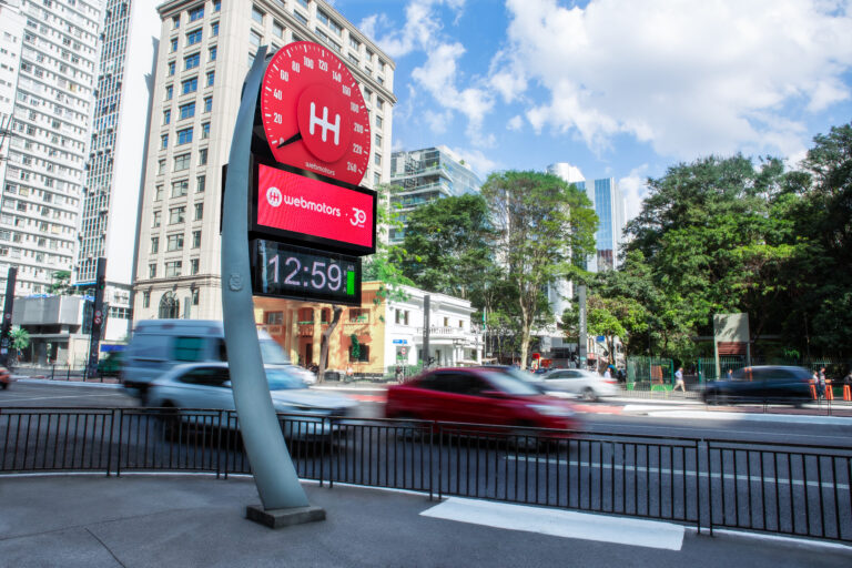 Webmotors transforma relógio da Paulista em velocímetro 3D para celebrar 30 anos