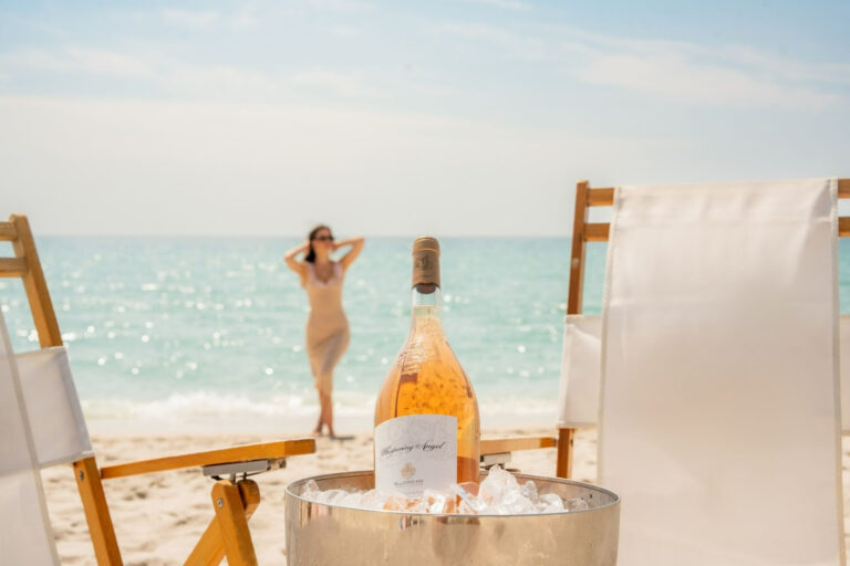 Whispering Angel leva experiência premium ao Safari Beach Jurerê no Réveillon