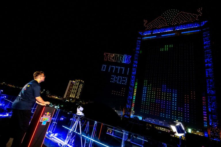 Final Mundial do Red Bull Tetris ilumina o céu de Dubai com espetáculo de drones