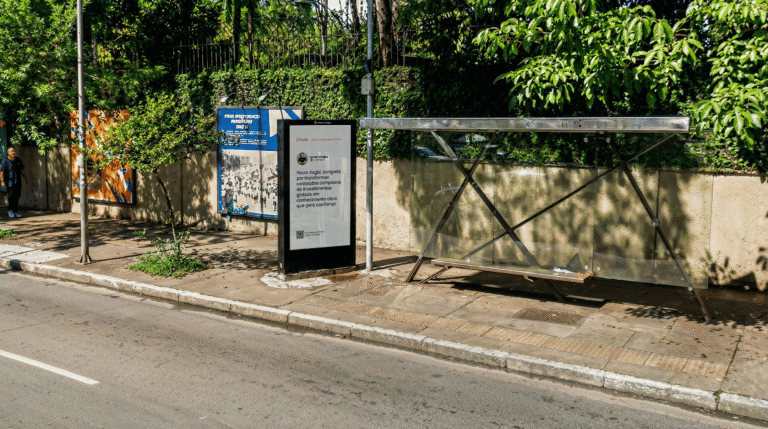Barte transforma painéis de LED em espaço coletivo de mensagens de gratidão