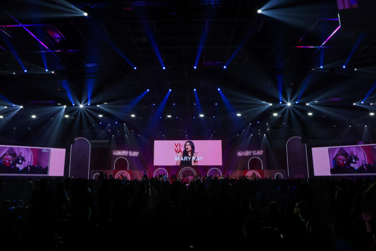 Seminário Viva Mary Kay reúne 5 mil empreendedoras em SP