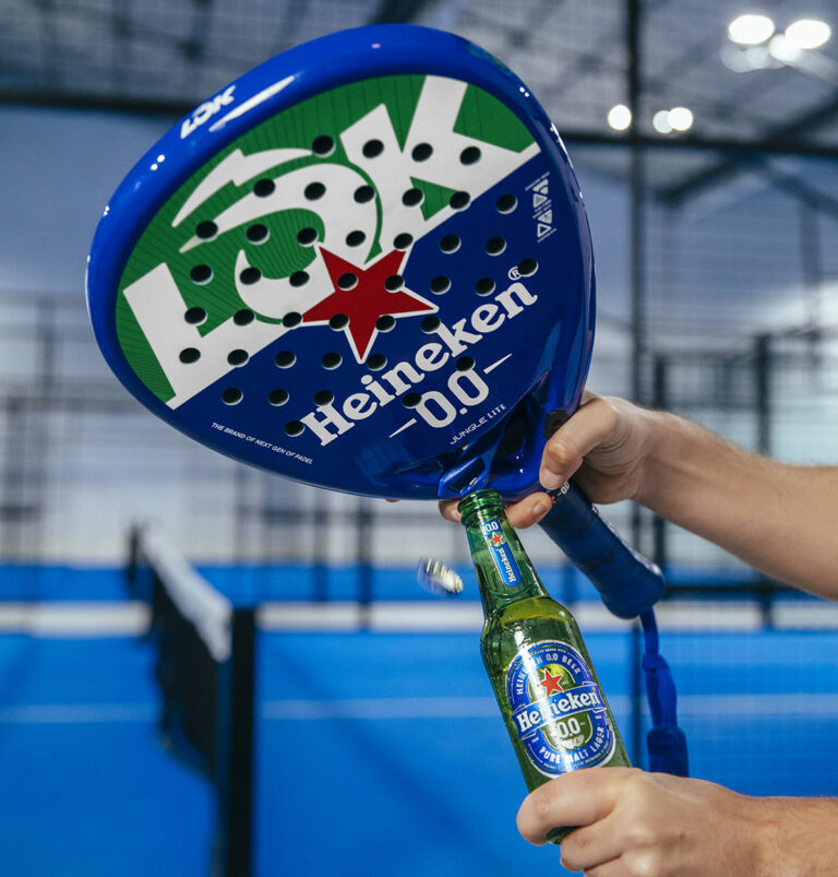 Heineken 0.0 e LÕK lançam raquete de padel com abridor de garrafas integrado