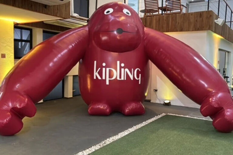 Kipling lança campanha “Follow Your Monkey” com macaco gigante na Paulista