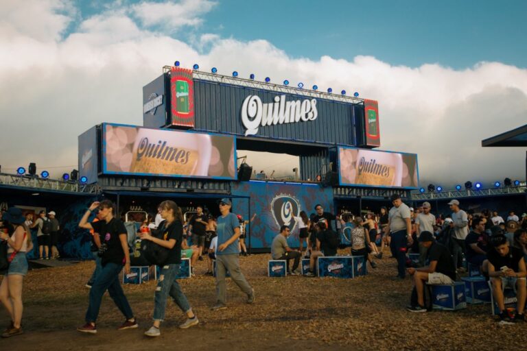 Quilmes ativa verão 2026 com estratégia integrada de marcas na Argentina